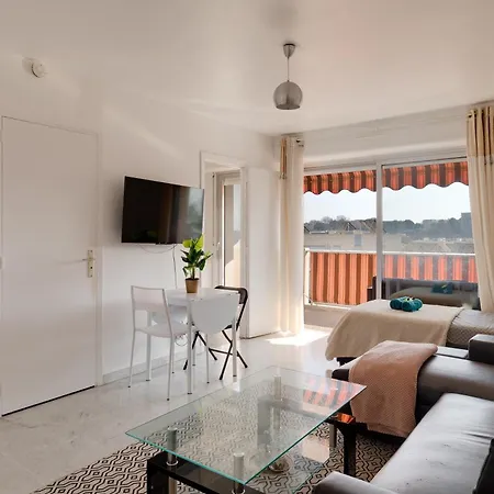 Piscine, , Calme Et Ensoleille *