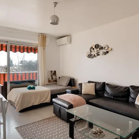 Piscine, , Calme Et Ensoleille