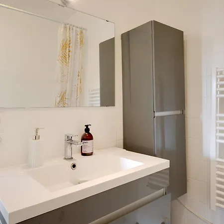 Piscine, , Calme Et Ensoleille Антиб