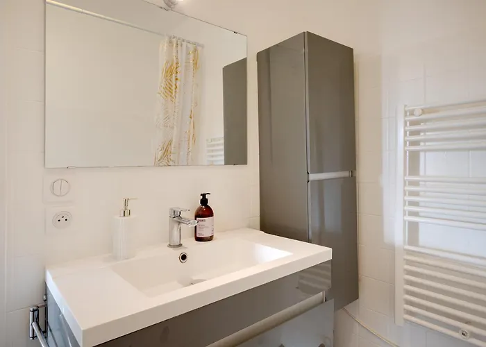 Piscine, , Calme Et Ensoleille Antibes