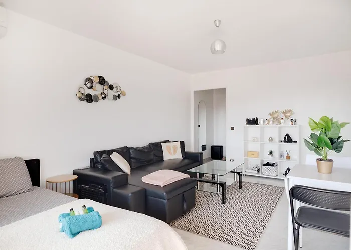 Piscine, , Calme Et Ensoleille Daire