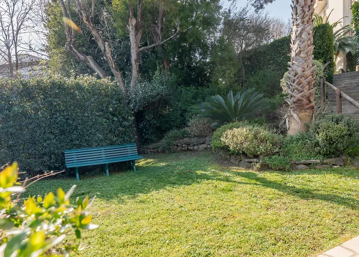 Piscine, , Calme Et Ensoleille Daire *